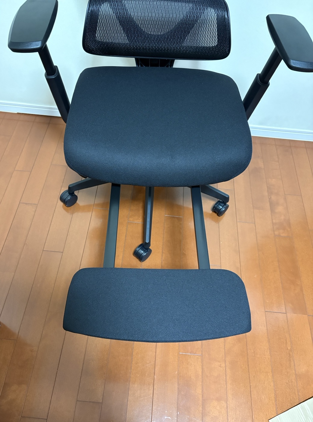 オフィスチェアの座面とフットレストを展開した状態を上から撮影
